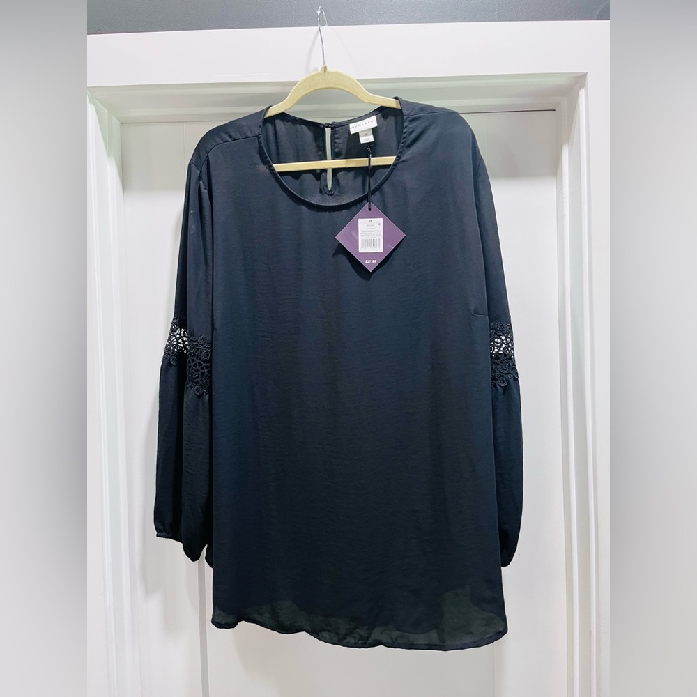 Women’s 4X plus size NWT Ava & Viv Black Long-Sleeve Tunic with Lace Detail